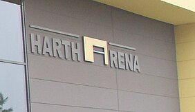 Foto der Logogestaltung an der Außenfassade der HarthArena