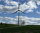 Windkraftanlage auf einem Feld