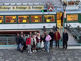 Gruppenfoto vor einem Ausflugsschiff