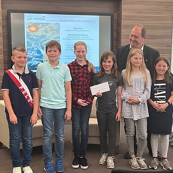Die Vertreter aus Oberschöna nehmen von Ingo Ließke von der FMP-Stiftung den Preis für ihre Grundschule entgegen.