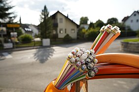 Breitbandkabel vor einem Wohnhaus