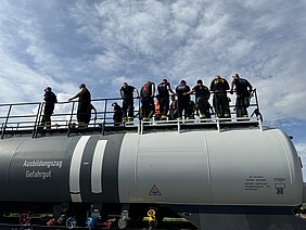Feuerwehrmänner stehen zu Übungszwecken auf einem Kesselwagen der Deutschen Bahn.