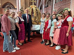 Gruppenfoto der Landfrauen vor der Erntekrone