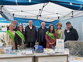 Gruppenfoto am Stand der Landkreisverwaltung