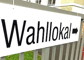 Hinweisschild Wahllokal